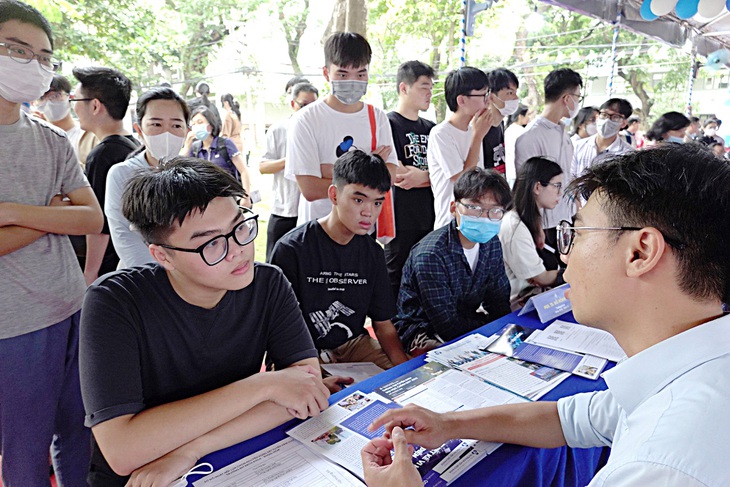 Thí sinh tìm hiểu thông tin các trường đại học tại ngày hội tư vấn tuyển sinh do báo Tuổi Trẻ tổ chức ở TP.HCM - Ảnh: NHƯ HÙNG