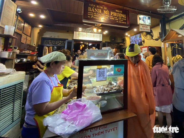 Tiệm bánh mì Phượng ở Hội An luôn đông khách trước khi xảy ra vụ ngộ độc thực phẩm. Đây là một thương hiệu ẩm thực nổi tiếng được du khách quốc tế ghé &quot;check-in&quot; mỗi khi tới phố cổ - Ảnh: TRƯỜNG TRUNG