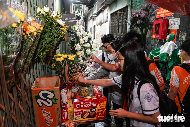 Sau giờ học buổi sáng, nhiều học sinh đã đến thắp hương cho người bạn của mình. &quot;Em học cùng khối với bạn H.A.. Mấy ngày trước gặp nhau ở hành lang, em và bạn còn nói chuyện, vậy mà giờ mỗi đứa một nơi&quot;, Nguyễn Phương Linh nghẹn ngào - Ảnh: HỒNG QUANG