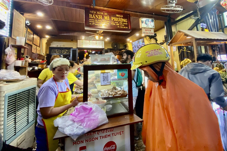 Đến thời điểm này, số ca ngộ độc nghi do ăn bánh mì Phượng đã hơn 140 người - Ảnh: TRƯỜNG TRUNG