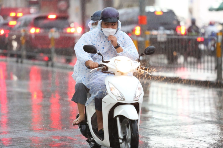 Bắc Bộ và Nam Bộ đều có mưa to chiều tối - Ảnh 1.