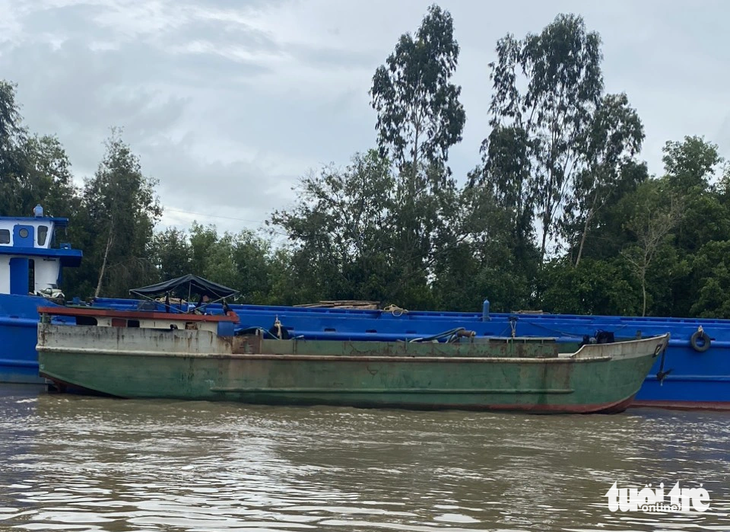 Chiếc sà lan mà Lợi và Trung đã trộm - Ảnh: H.T.