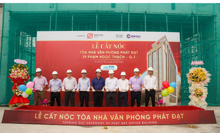 Phát Đạt tổ chức nghi thức cất nóc tòa nhà văn phòng - Ảnh 1.