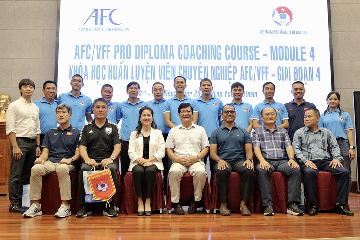 Khóa học bằng Pro AFC có 11 học viên, gồm: Văn Thị Thanh, Hứa Hiền Vinh, Chu Đình Nghiêm, Lê Đức Tuấn, Nguyễn Anh Đức, Vũ Như Thành, Nguyễn Xuân Hiếu, Đào Quang Hùng, Nguyễn Công Mạnh, Lê Quang Trãi, Lê Bật Hiếu - Ảnh: H.TÙNG