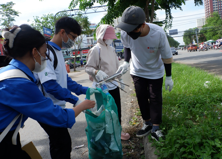 Các bạn trẻ tham gia cuộc thi &quot;Đi bộ nhặt rác&quot; - Ảnh: K.ANH