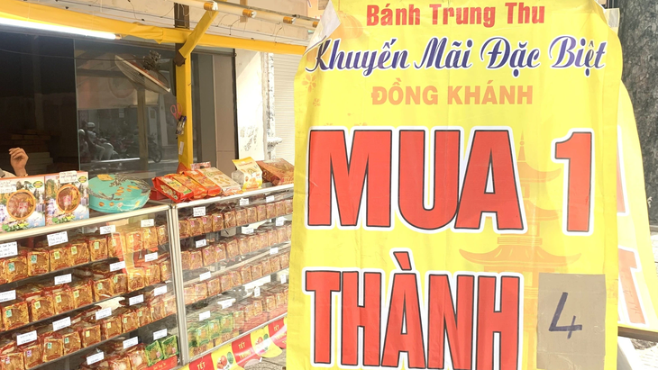 Người bán bánh trung thu lo lắng trước sức mua chậm năm nay mặc dù tung ra khuyến mãi khủng mua “1 thành 4” - Ảnh: QUỐC VIỆT