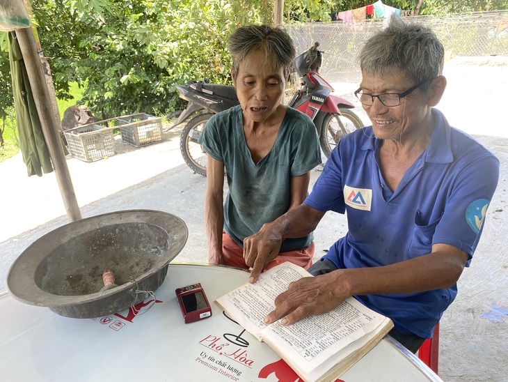 Ông Bình và vợ chạm mặt với voi rừng thường xuyên và ghi chép lại kỹ lưỡng - Ảnh: B.D.