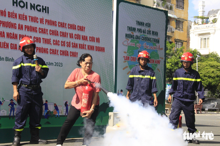 Một người dân tại khu chung cư K300 thực hành chữa cháy tại Chủ nhật xanh 151 - Ảnh: CÔNG TRIỆU