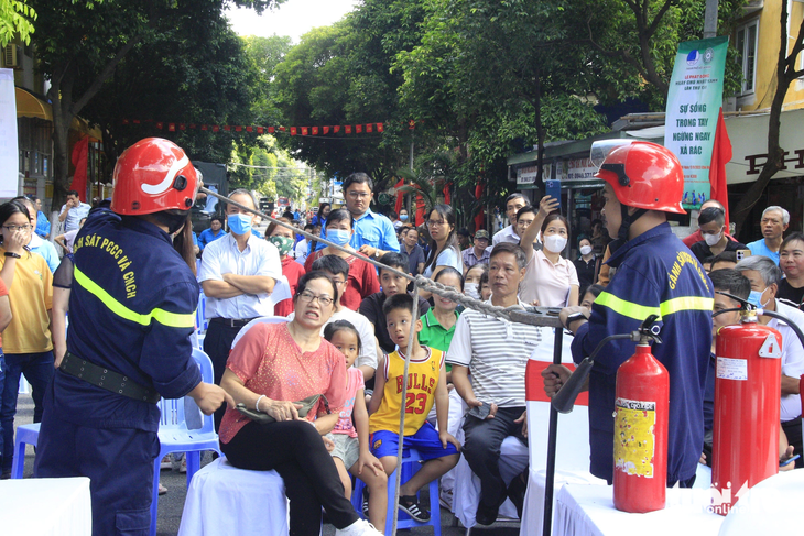 Người dân theo dõi kỹ năng thắt dây rút để thoát hiểm phòng khi có hỏa hoạn