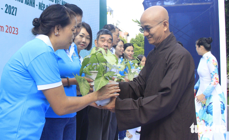 Thượng tọa Thích Thiện Quý, phó trưởng ban kiêm chánh thư ký Ban Trị sự Giáo hội Phật giáo Việt Nam TP.HCM - tặng cây xanh cho bà con chung cư K300 - Ảnh: CÔNG TRIỆU