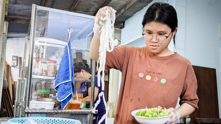 Tiếp ước mơ chị, em vào trường y - Ảnh 1. Hàng bán đồ ăn sáng trong kiệt nhỏ ở đường Trần Cao Vân (Đà Nẵng) mà Thu Hiền phụ mẹ mỗi ngày là sinh kế chính nuôi cả gia đình - Ảnh: TẤN LỰC