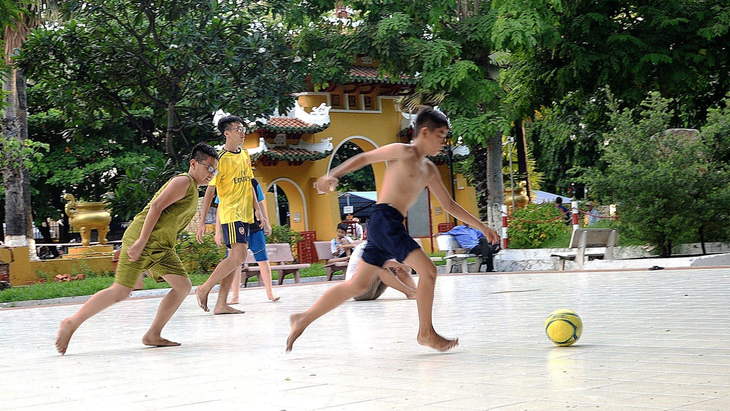 Trẻ em sẽ phát triển tốt hơn về tâm lý lẫn thể chất khi tham gia các trò chơi, môn thể thao tập thể - Ảnh: T.T.D.