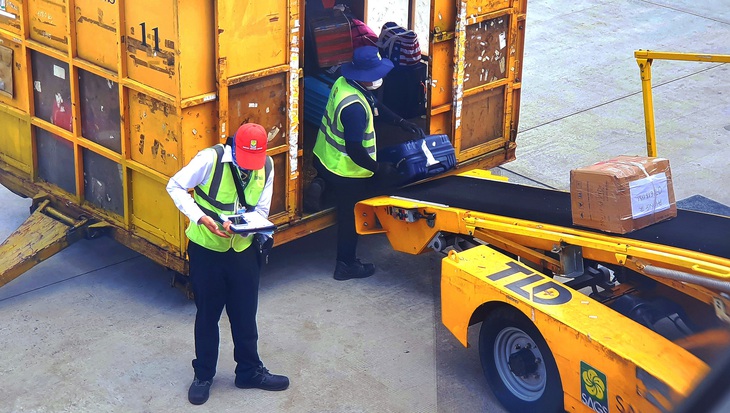 Khu vực băng chuyền hàng hóa lên, xuống hầm hàng máy bay của công ty dịch vụ mặt đất - Ảnh: C.TRUNG