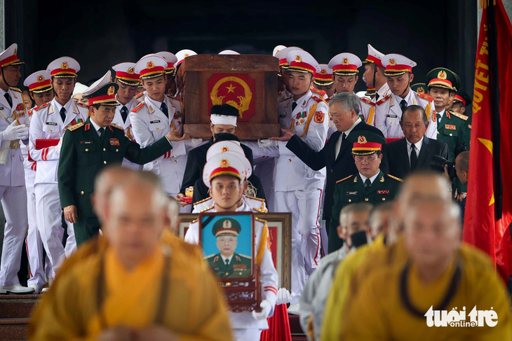 Đại tướng Phan Văn Giang (bên trái) và Chánh án Tòa án nhân dân tối cao Nguyễn Hòa Bình (phải) cùng đội danh dự chuyển linh cữu Thượng tướng Nguyễn Chí Vịnh ra linh xa - Ảnh: NGUYỄN KHÁNH