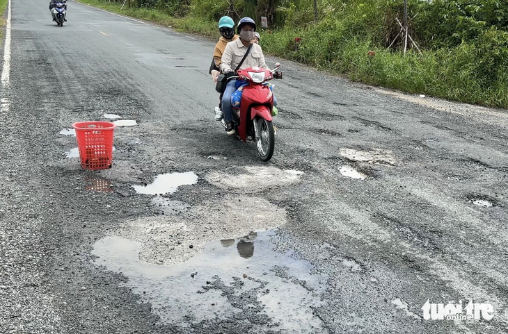 Đường Xuyên Á qua địa bàn huyện An Minh, Kiên Giang khoảng 25km đã xuống cấp nặng - Ảnh: HOA ÁNH