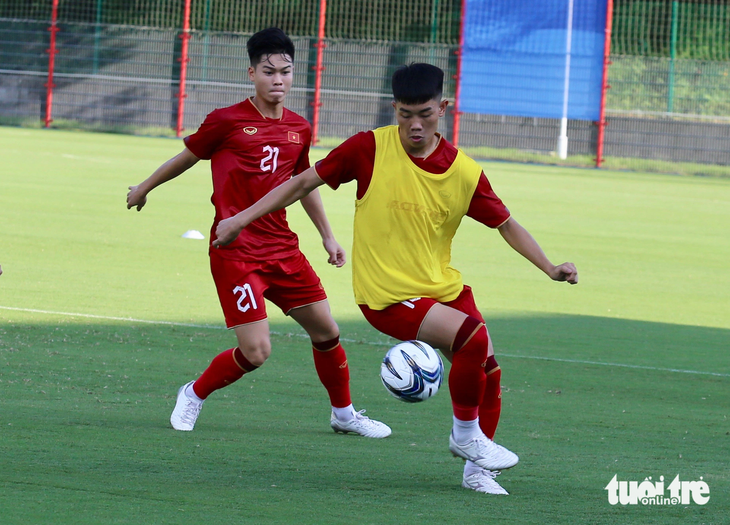 Tuyển Olympic Việt Nam tập trên sân Shaoxing Keqiao Jianhu chiều 18-9 - Ảnh: ĐỨC KHUÊ