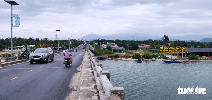 Khu vực ven đầm Thủy Triều (huyện Cam Lâm) có nhiều khu đất đã được tách thửa, phân lô bán nền đang chờ xử lý, khắc phục hậu quả - Ảnh: PHAN SÔNG NGÂN