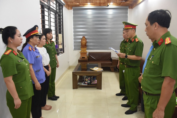 Công an thi hành lệnh bắt tạm giam bị can Đỗ Thị Dung (người mặc áo trắng bên trái) - Ảnh: Công an tỉnh Thanh Hóa cung cấp