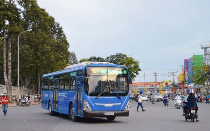 Nhiều sinh viên đi lại khó khăn sau điều chỉnh tuyến buýt 33, giải pháp nào? - Ảnh 1.