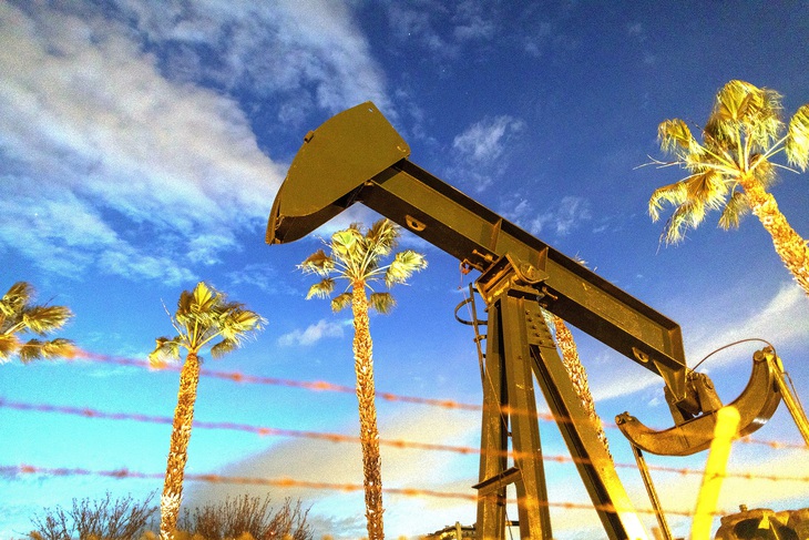 Cơ sở khai thác dầu trên cạn tại thành phố Signal Hill, bang California - Ảnh: AFP