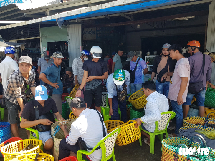 Toàn cảnh &quot;chợ trời đấu giá cua&quot; tại dốc cầu Vĩnh Thuận đang thu hút sự quan tâm của các thương lái thu mua cua - Ảnh: BỬU ĐẤU