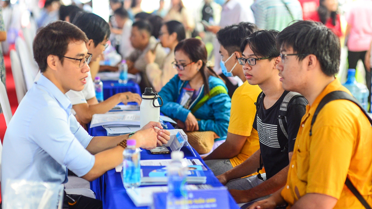 Thí sinh và phụ huynh tìm hiểu thông tin trường đại học tại Ngày hội tư vấn xét tuyển do báo Tuổi Trẻ tổ chức - Ảnh: QUANG ĐỊNH