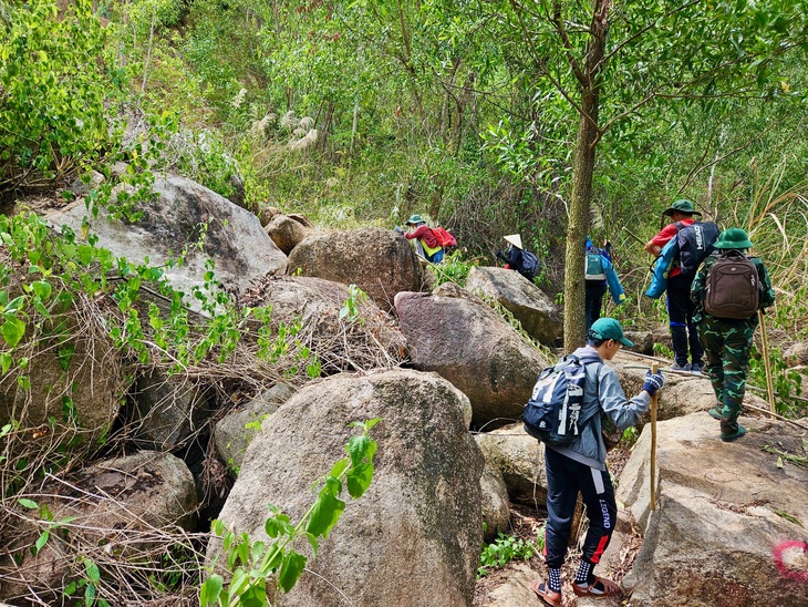 Hành trình chinh phục Hoàng Ngưu Sơn - Ảnh: MINH CHIẾN