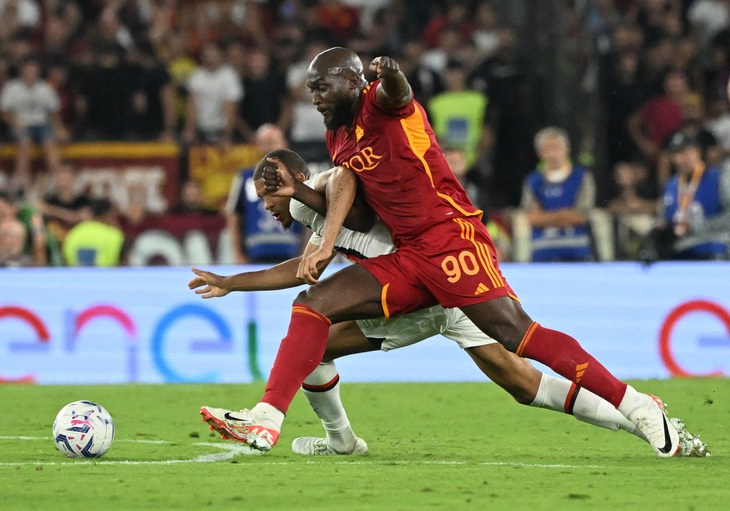 Lukaku ra mắt trong ngày Roma thua AC Milan - Ảnh: REUTERS