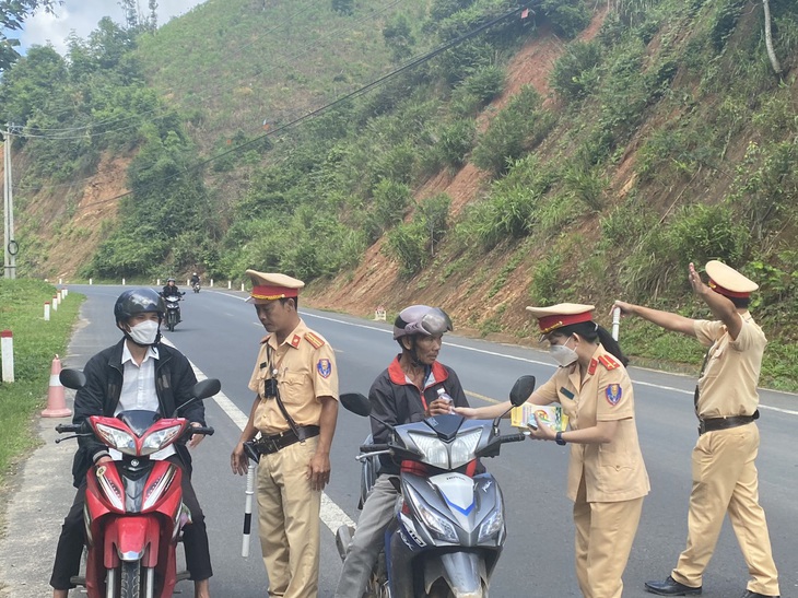 Nhiều người đi trên quốc lộ 24, km157 qua đoạn xã Đắc Bla, TP Kon Tum bất ngờ được thổi lại... tặng quà - Ảnh: TẤN VŨ