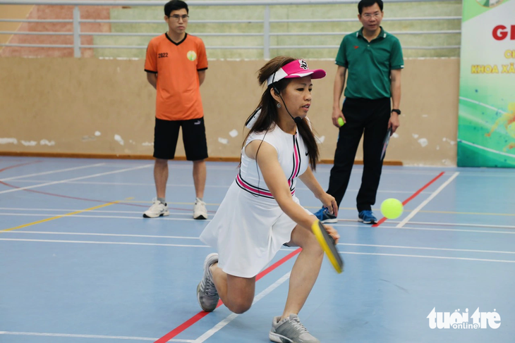 Dụng cụ để chơi môn pickleball gồm bóng nhựa và vợt thiết kế riêng - Ảnh: LÂM NGUYÊN