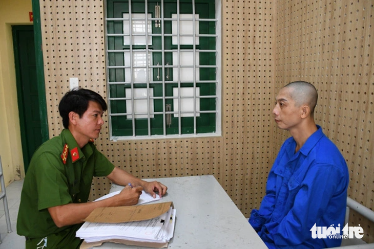 Cơ quan công an đang làm việc với Tăng Văn Long - Ảnh: Công an Trà Vinh cung cấp