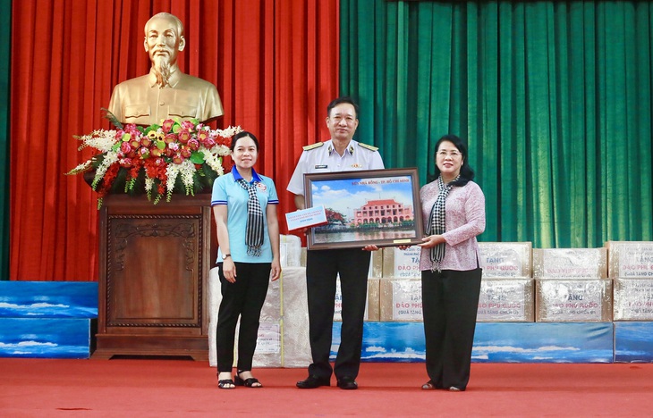 Tại đảo Phú Quốc, thay mặt đoàn đại biểu TP.HCM, bà Trần Kim Yến - chủ tịch Ủy ban MTTQ Việt Nam - tặng quà cho Vùng 5 Hải quân - Ảnh: CHÂU TUẤN