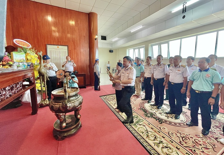 Đoàn đã đến dâng hoa, dâng hương tại phòng tưởng niệm Chủ tịch Hồ Chí Minh, Đại tướng Võ Nguyên Giáp, các anh hùng liệt sĩ tại Sở chỉ huy Bộ tư lệnh Vùng 5 Hải quân - Ảnh: CHÂU TUẤN