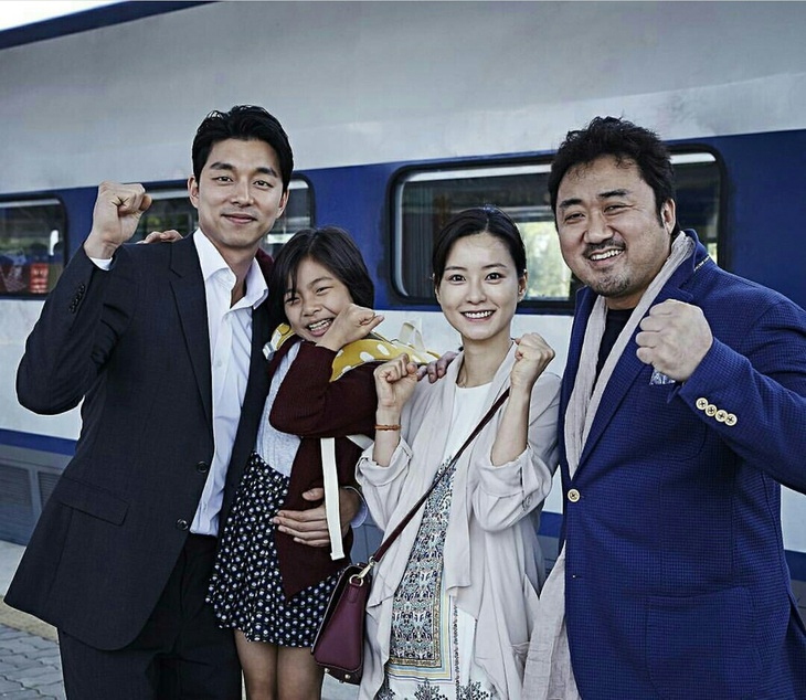 Gong Yoo (ngoài cùng bên trái) và Jung Yoo Mi (thứ ba từ trái sang) trong bom tấn xác sống Train to Busan Gong Yoo (ngoài cùng bên trái) và Jung Yoo Mi (thứ ba từ trái sang) trong bom tấn xác sống Train to Busan.