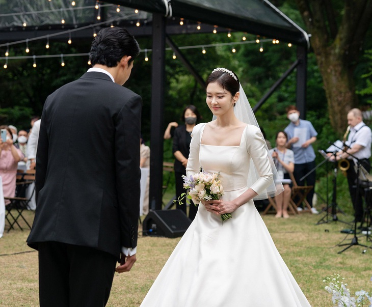 Sao Hàn 'dở khóc dở cười' vì bị đồn kết hôn và cái kết bất ngờ - Ảnh 6. Jang Nara chỉ đăng ảnh cưới và không công khai ảnh cận mặt cũng như thông tin cá nhân của chú rể.