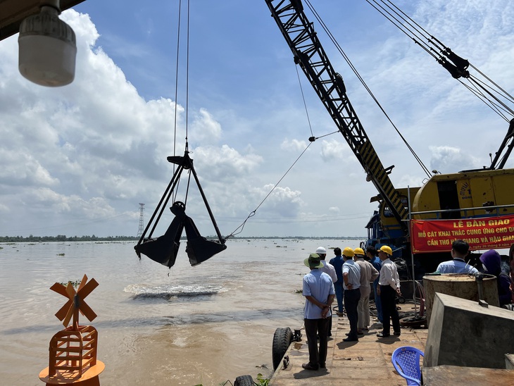 Đây là mỏ vật liệu cát đầu tiên được tỉnh Đồng Tháp giao cho nhà thầu thực hiện khai thác, theo tinh thần của nghị quyết số 43 của Quốc hội và nghị quyết số 18 của Chính phủ - Ảnh: M.T.