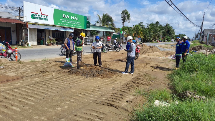 Nhà thầu và tư vấn giám sát đào cát đã sẵn nền gói thầu XL01 lấy mẫu gửi phân tích chất lượng - Ảnh: H.P.