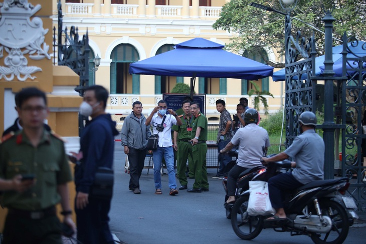 Những người không có phận sự không được vào trong tòa án - Ảnh: MINH HÒA