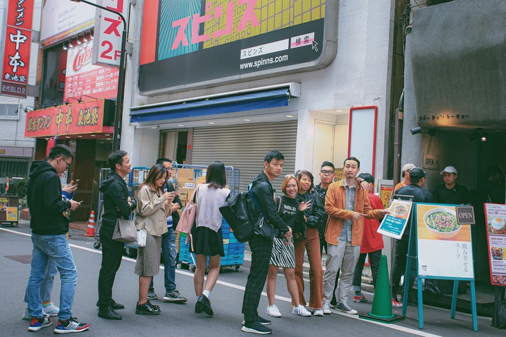 Các du khách xếp hàng ăn phở Thìn Lò Đúc ở Tokyo - Ảnh: NICK M