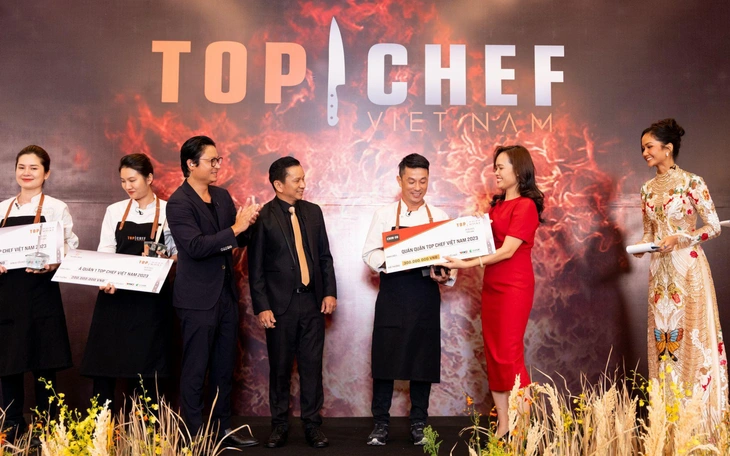 Á quân 2 Top chef hướng dẫn món thạch hoa cúc long nhãn và kem đá bào kiểu Ý xua tan nắng nóng  - Ảnh 2.