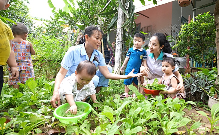 Giảng viên OneSky trực tiếp đến thăm nhóm lớp 2 lần/tuần để hướng dẫn chuyên môn - Ảnh: ĐPCC