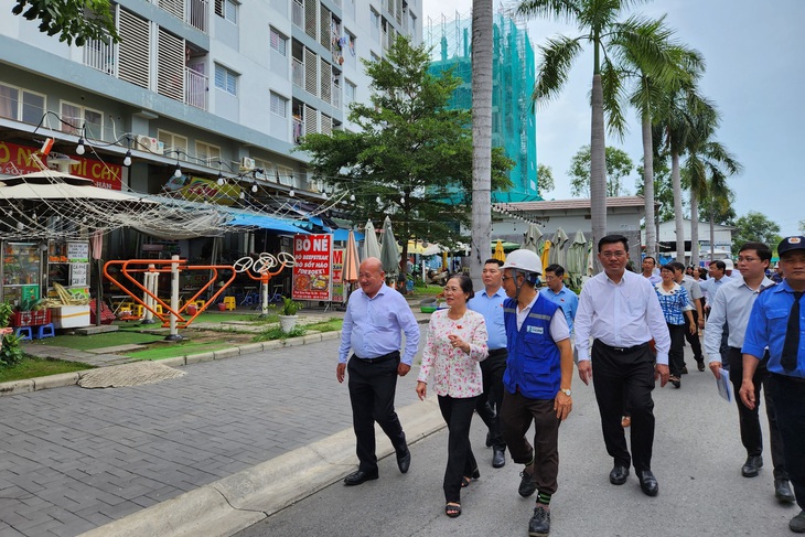 Đoàn giám sát HĐND TP đi khảo sát tại dự án nhà ở xã hội nằm trong dự án nhà ở thương mại thuộc dự án khu nhà ở Nguyên Sơn (xã Bình Hưng, huyện Bình Chánh) - Ảnh: ÁI NHÂN