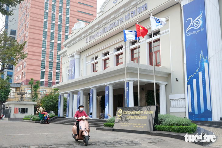 Sở Giao dịch chứng khoán TP.HCM nhanh chóng bác tin đồn, trấn an nhà đầu tư - Ảnh: BÔNG MAI