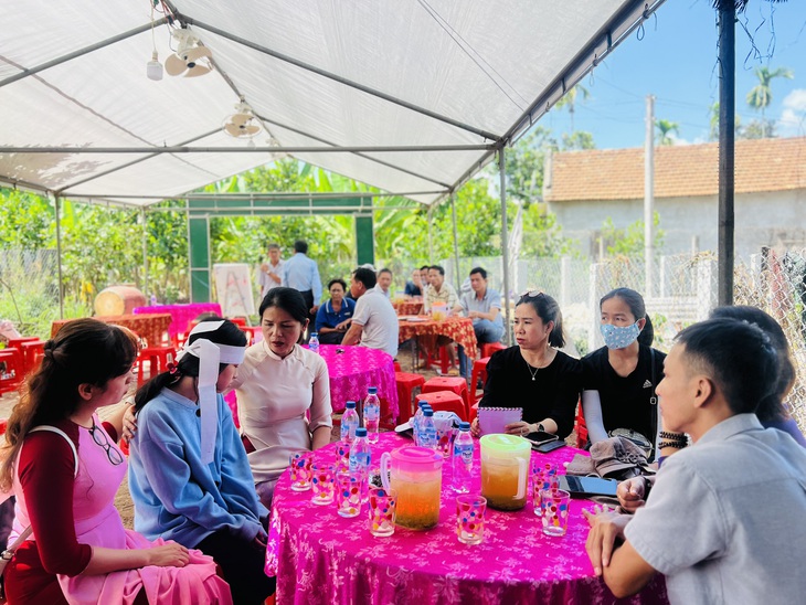Cả trường chung tay lo đám tang cho trò nghèo - Ảnh 1. Toàn thể giáo viên Trường THPT Tư Nghĩa 1 hết tiết dạy vội vã chạy đến nhà học sinh để an ủi, động viên và bên cạnh gia đình lúc này - Ảnh: TRẦN MAI