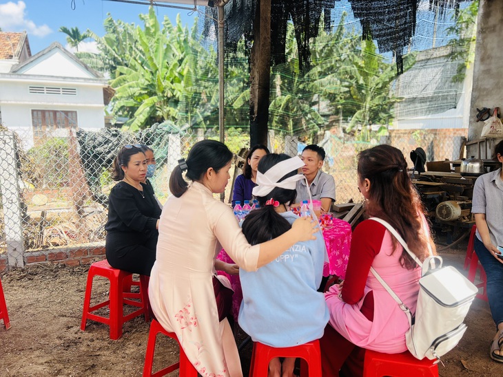 Cả trường chung tay lo đám tang cho trò nghèo - Ảnh 2. Thầy cô chia nhau động viên từng người trong gia đình Quỳnh. Vượt qua tình thầy trò là tình người lúc hoạn nạn - Ảnh: TRẦN MAI