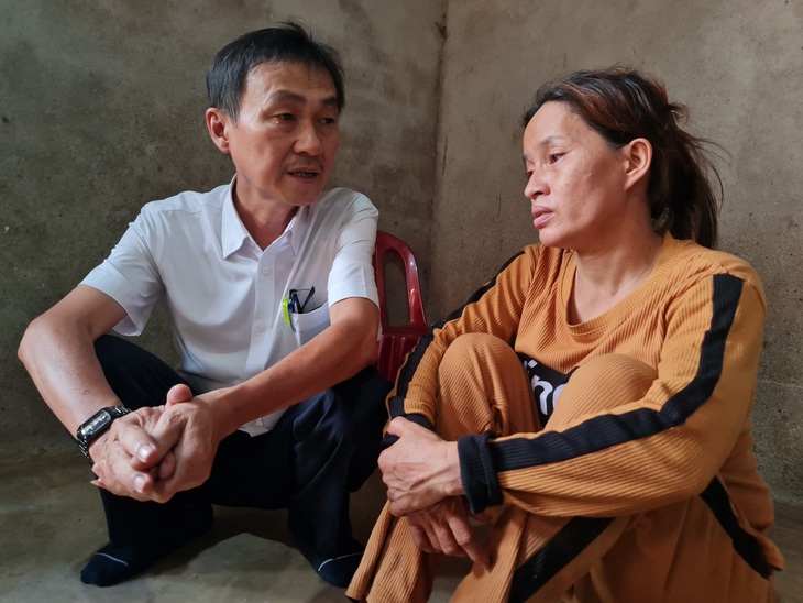 Cả trường chung tay lo đám tang cho trò nghèo - Ảnh 4. Thầy Tám, hiệu trưởng Trường THPT Tư Nghĩa 1, an ủi chị Nở và hứa cả trường sẽ chung tay lo việc học cho em trai Quỳnh - Ảnh: TRẦN MAI