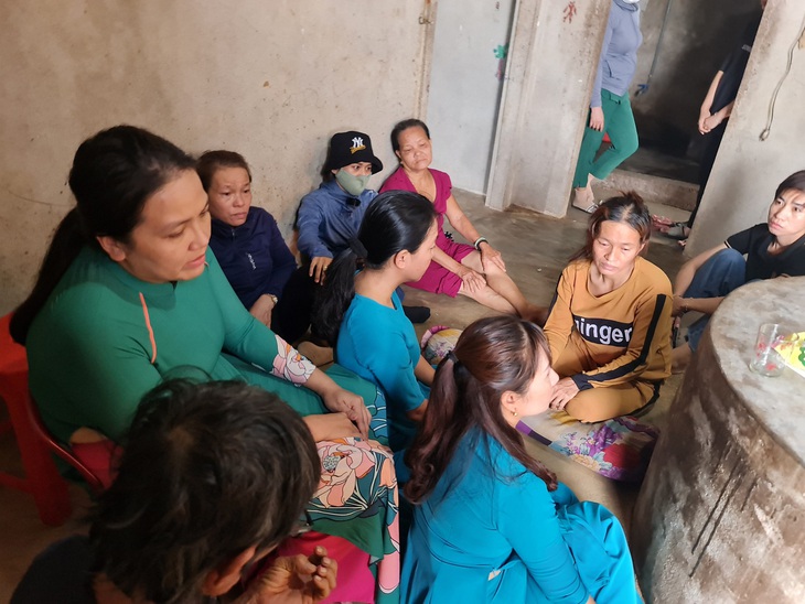 Cả trường chung tay lo đám tang cho trò nghèo - Ảnh 5. Nhiều giáo viên còn mặc áo dài, ngồi bệt xuống sàn nhà an ủi gia đình. Các giáo viên chỉ trở lại trường để dạy tiết học tiếp theo - Ảnh: TRẦN MAI