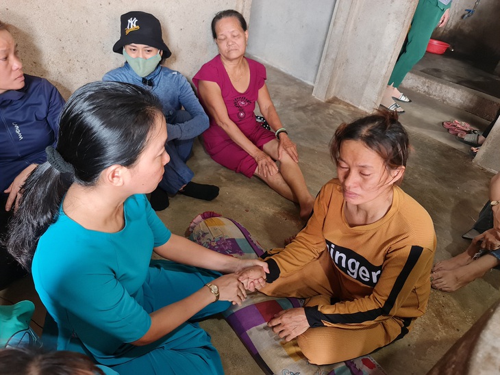 Cả trường chung tay lo đám tang cho trò nghèo - Ảnh 3. Cô Thu (trái) nắm tay động viên chị Nở. Lúc này không phải lời của giáo viên dành cho phụ huynh mà là người mẹ sẻ chia nỗi đau của một người mẹ - Ảnh: TRẦN MAI