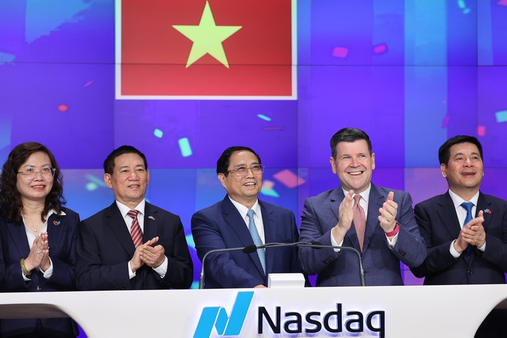 Thủ tướng Phạm Minh Chính thực hiện nghi thức nhấn chuông khai mạc sàn giao dịch Nasdaq sáng 22-9 (giờ New York) - Ảnh: NHẬT BẮC