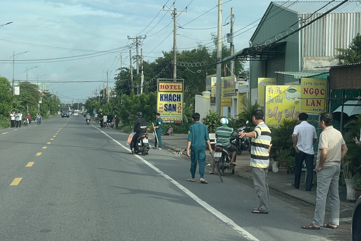 Cảnh sát tập trung khống chế bắt giữ nghi phạm - Ảnh: HOÀI ANH